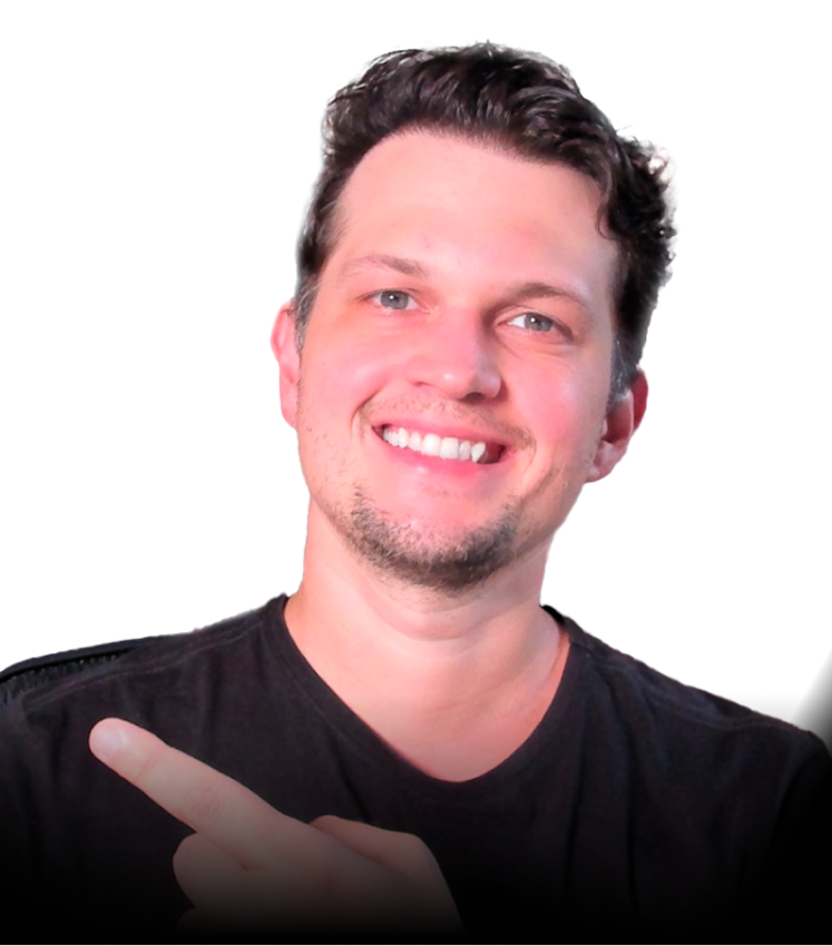 Matheus Battisti apontando para a esquerda com o dedo