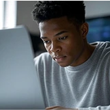 Homem olhando para tela do notebook